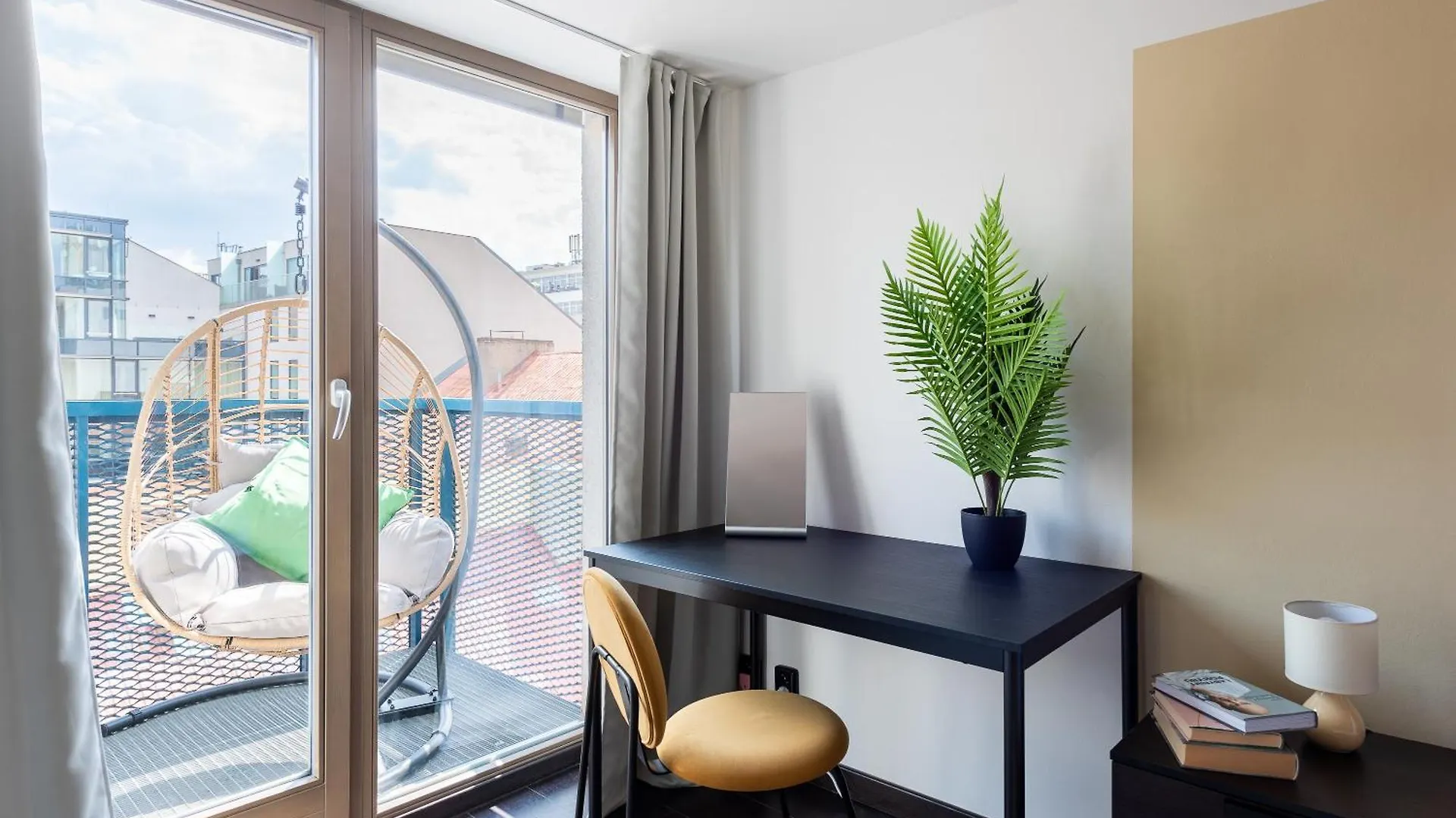 2-Level Apartments On Krizikova Near The Metro Prague