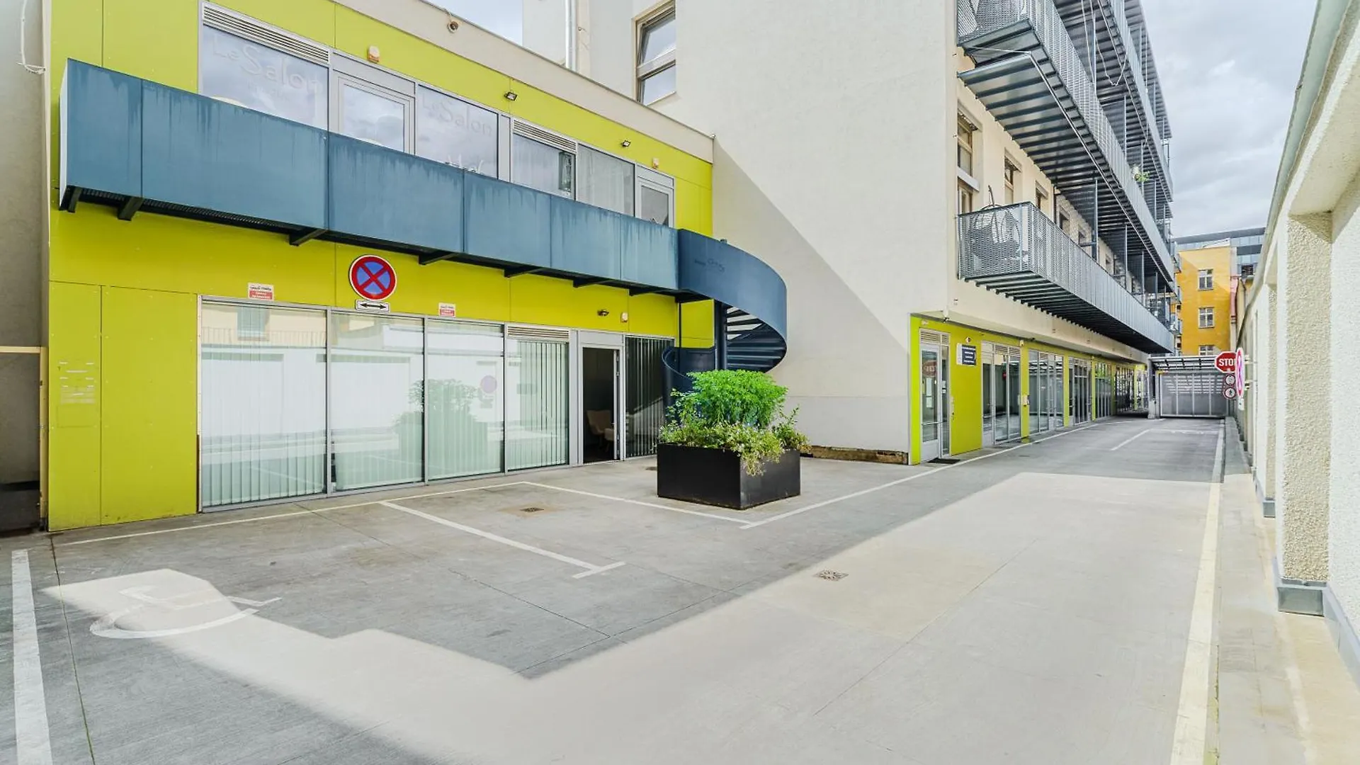 2-Level Apartments On Krizikova Near The Metro Prague Czech Republic