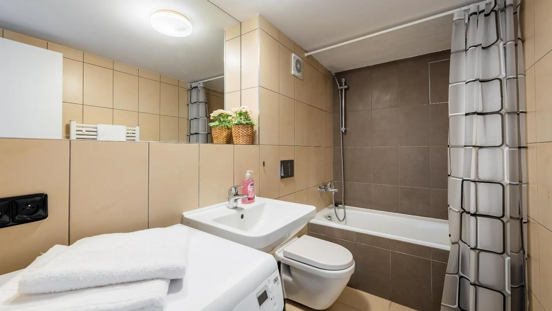 2-Level Apartments On Krizikova Near The Metro Prague