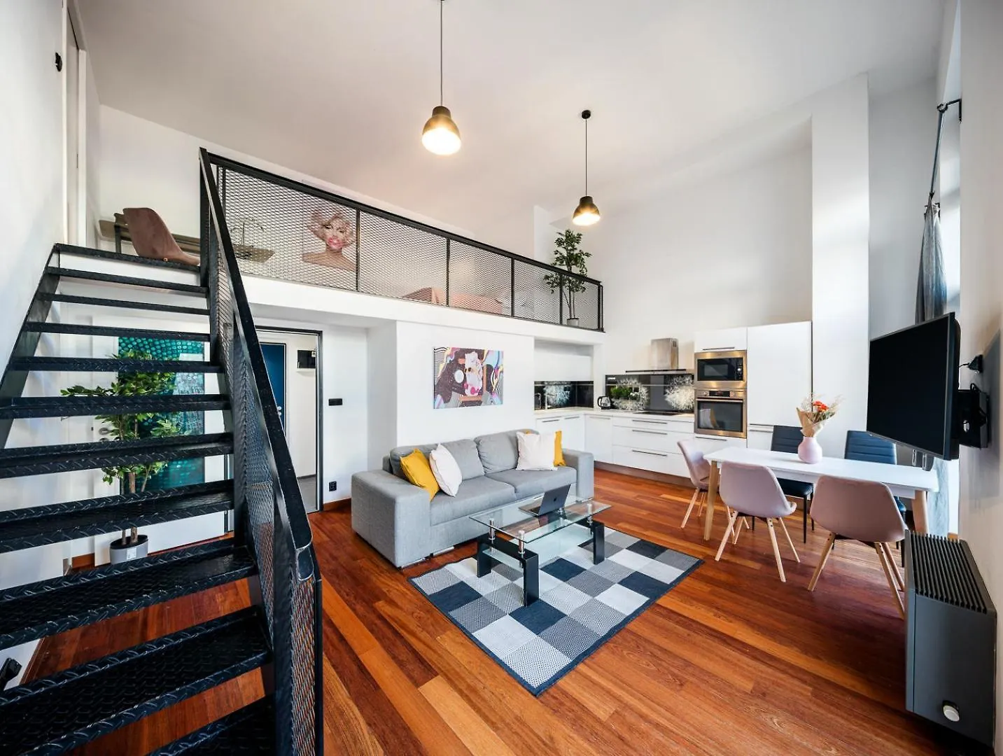 2-Level Apartments On Krizikova Near The Metro Prague Czech Republic