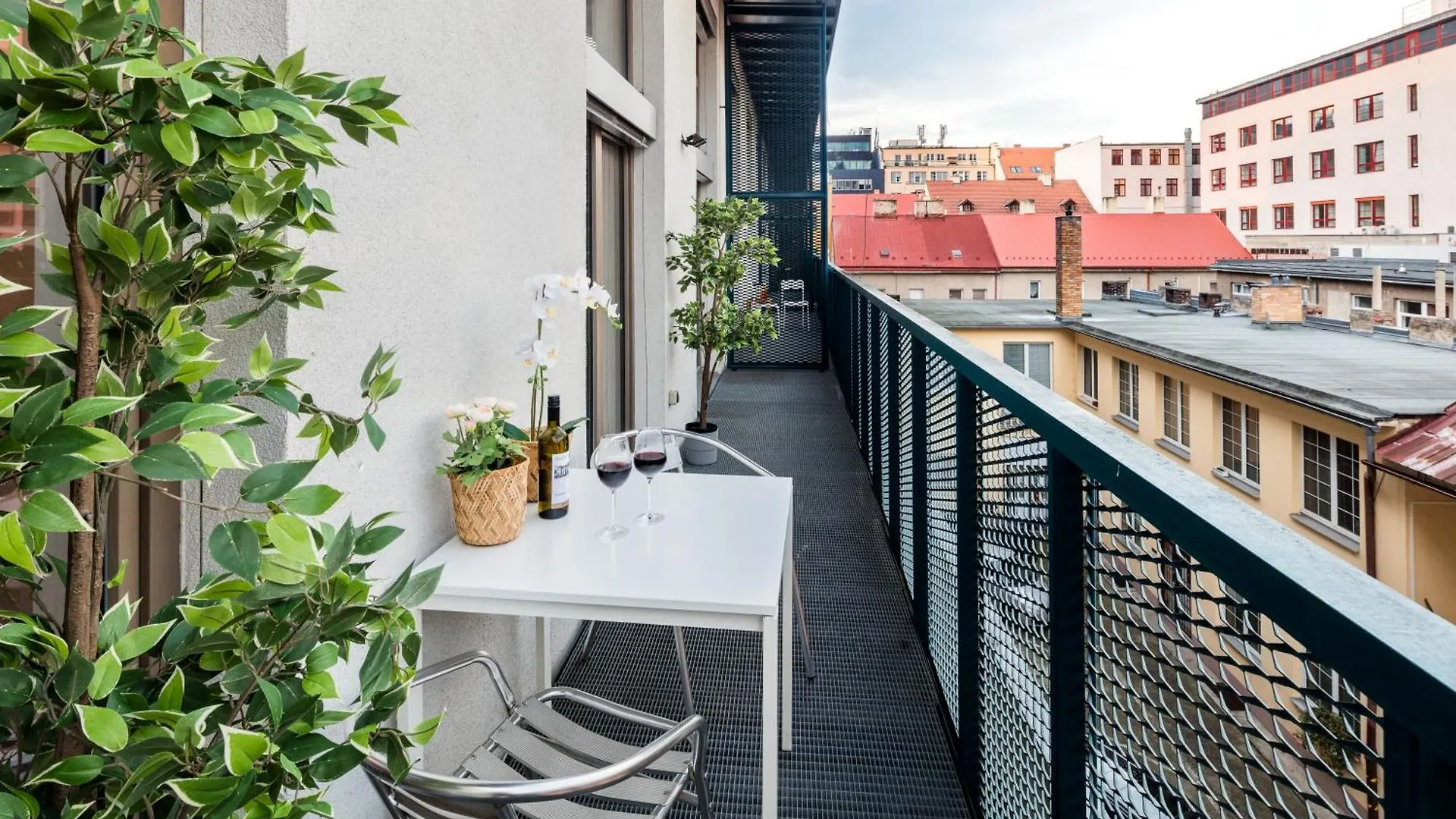 2-Level Apartments On Krizikova Near The Metro Prague